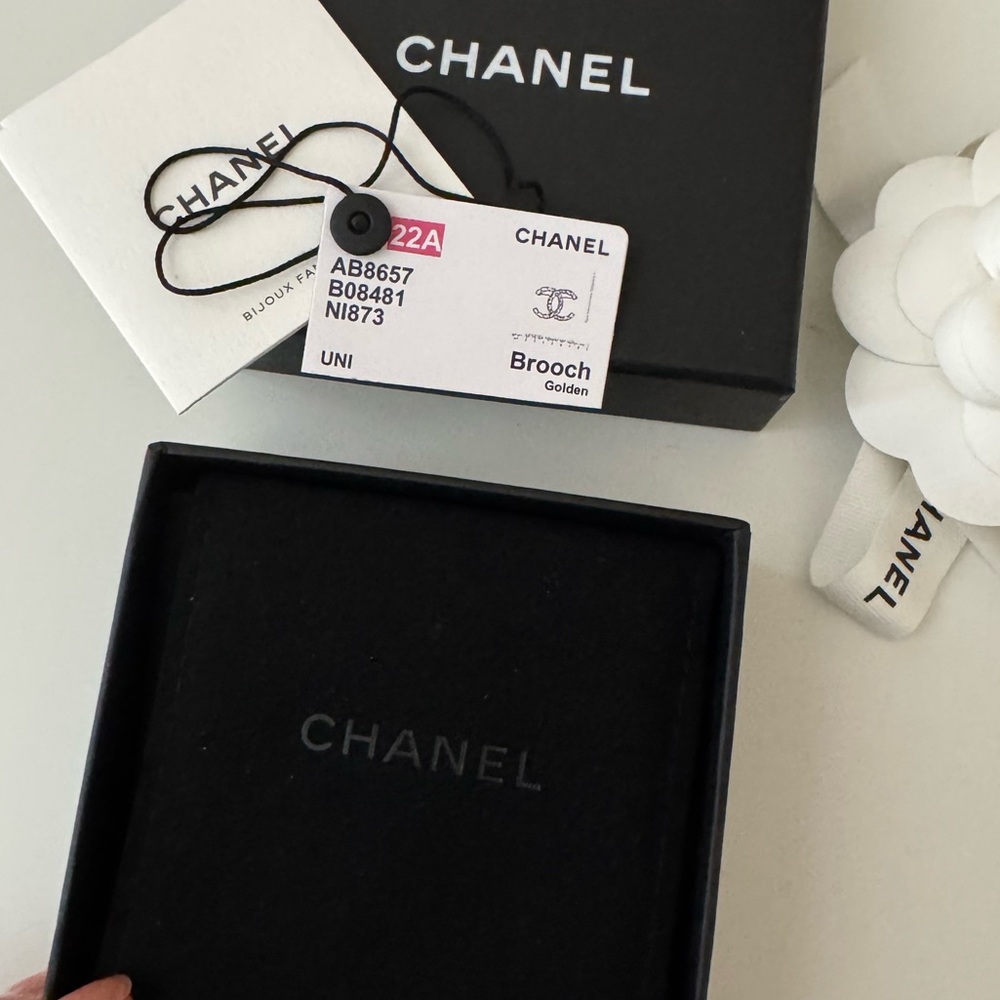NEW Chanel Brooch 22A, Golden - Picture 8 of 10